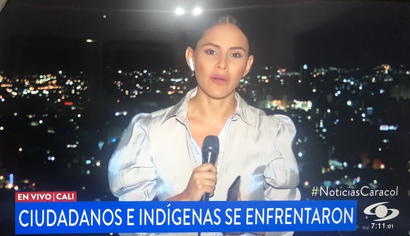 Captura de pantalla de una presentadora de noticias en televisión. En el título se lee 'Ciudadanos e indígenas se enfrentaron'